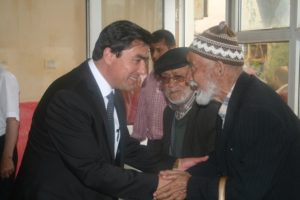 Osman Arı, halkıyla